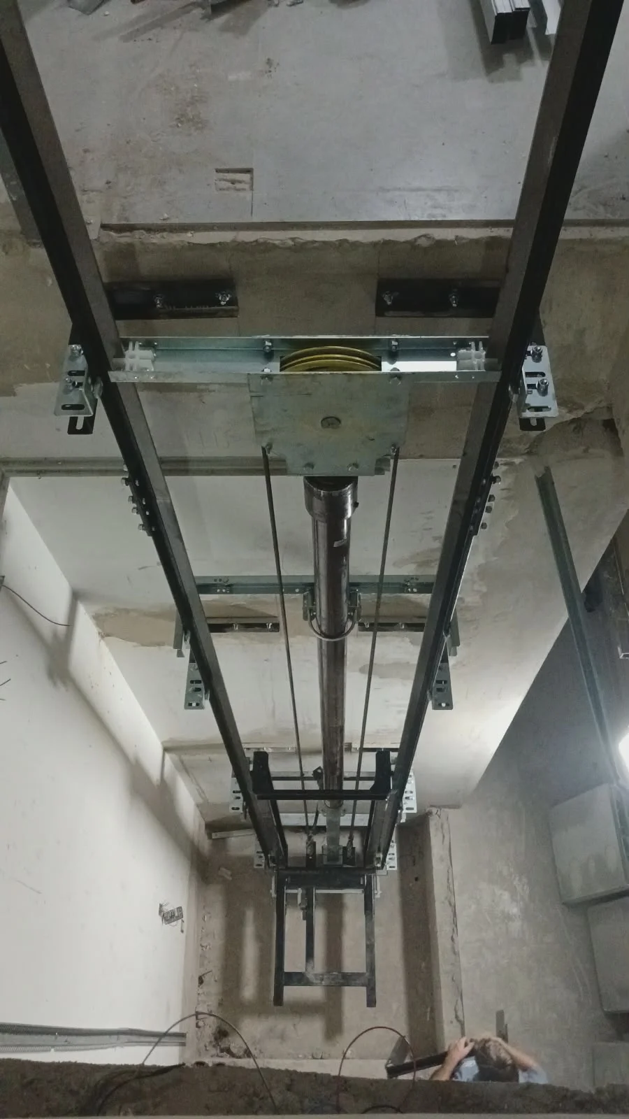 Vista superior do poço com pistão hidráulico e cabos instalados pela Select