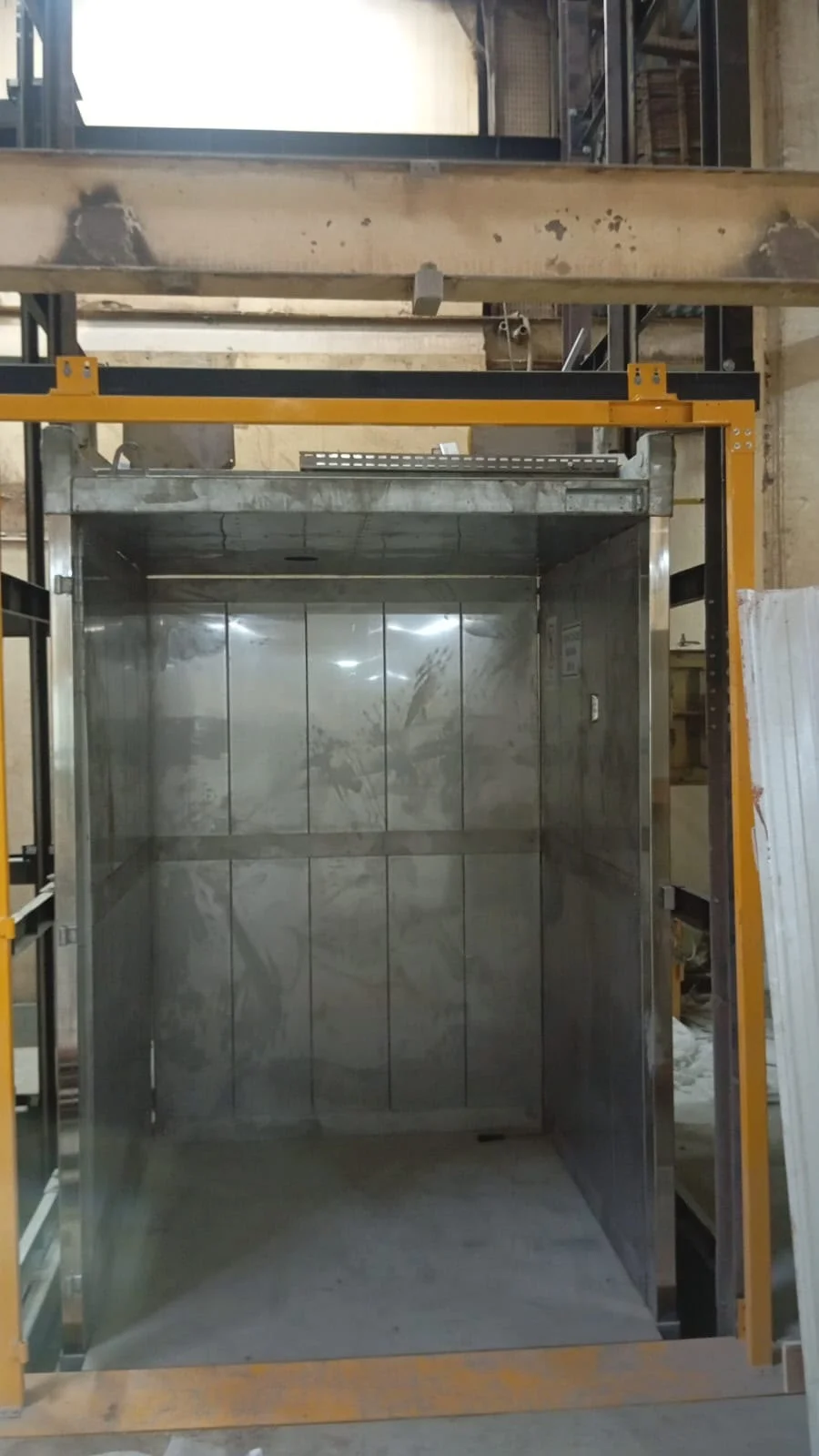 Cabine de elevador de carga em inox instalada pela Select