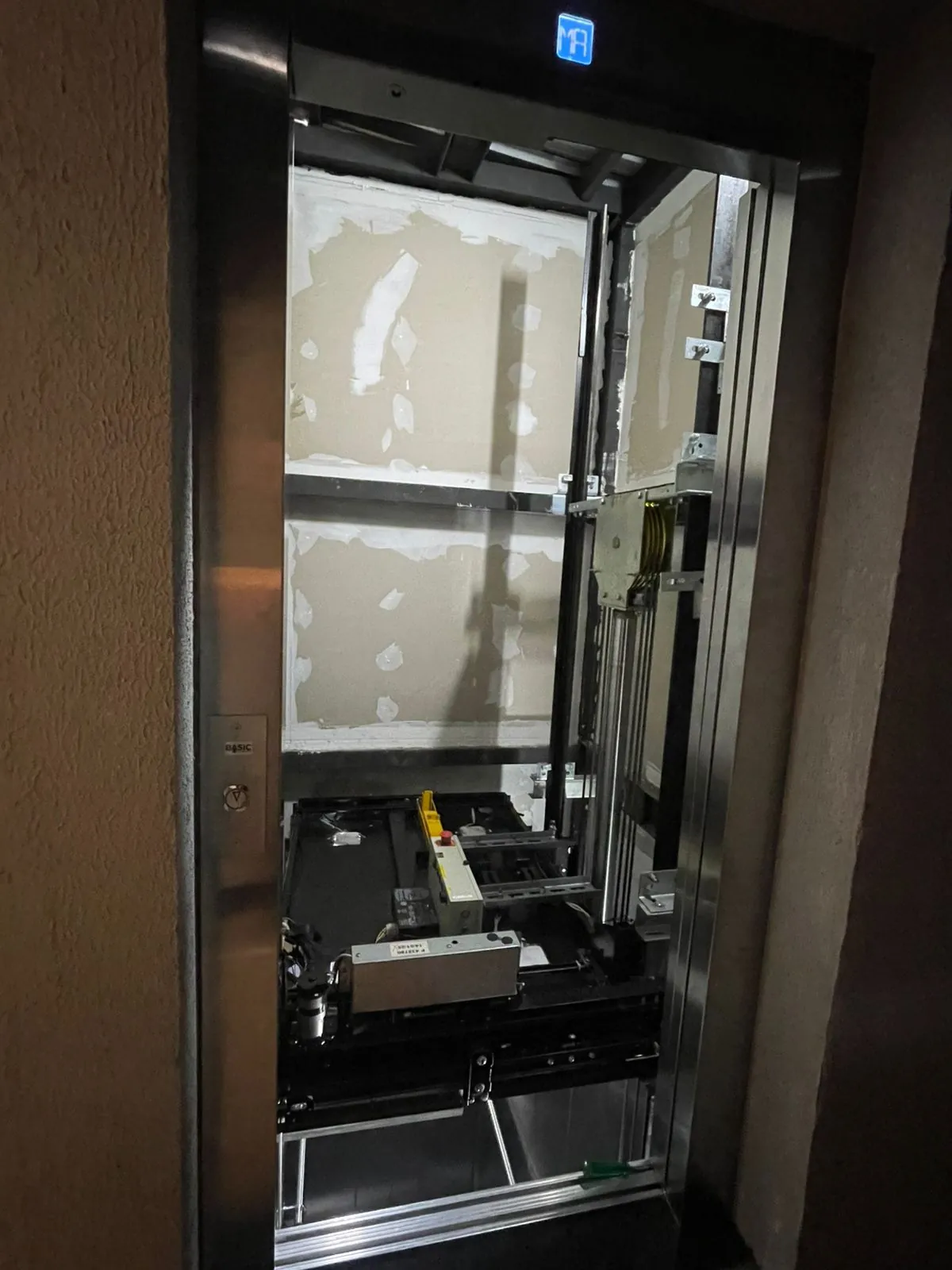Cabine de elevador residencial com película protetora pós-modernização